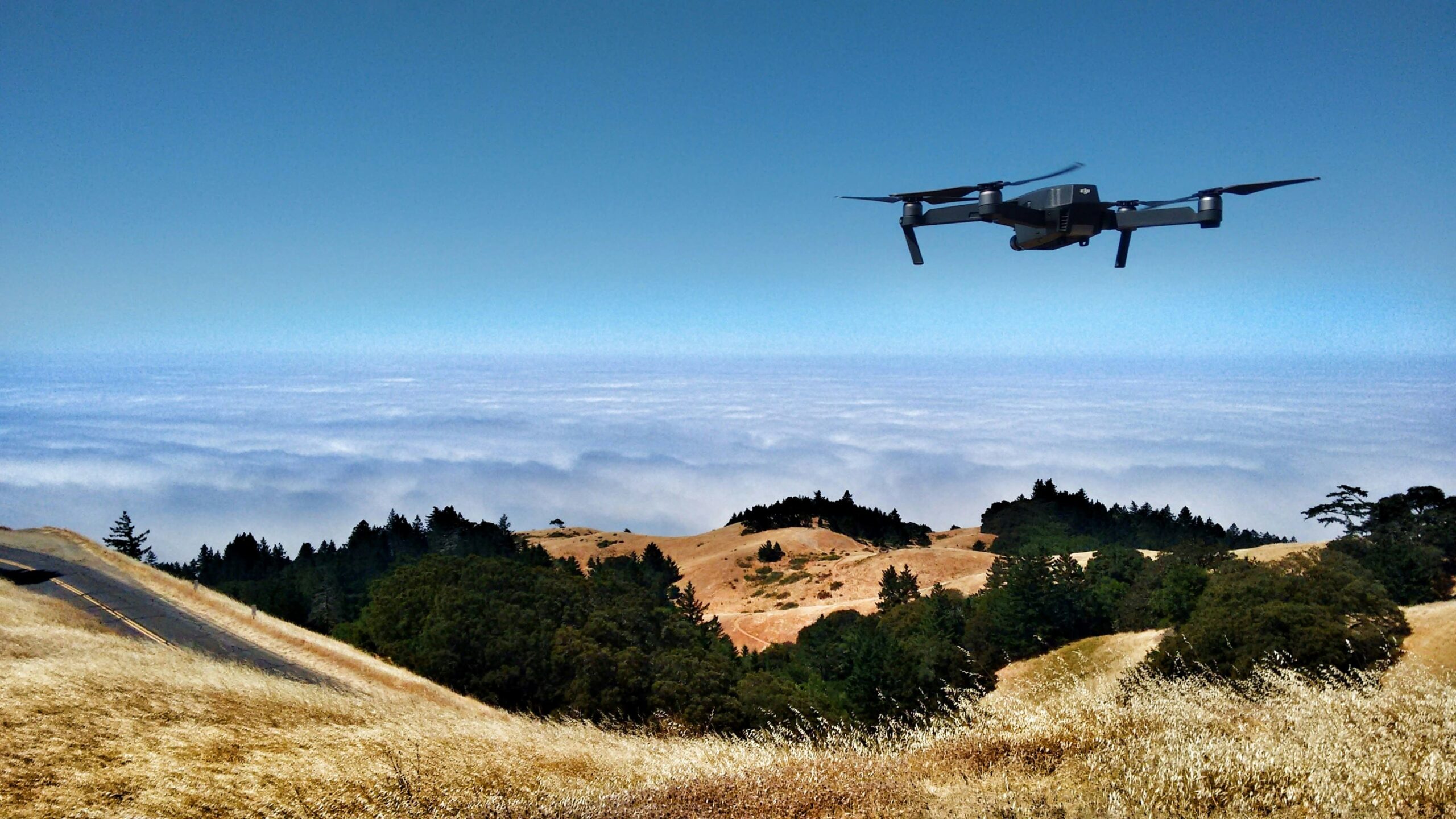 ian-usher-JPAfSd_acI8-unsplash (1) dron sobrevolando campo